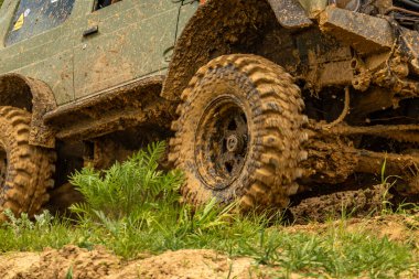 Zorlu arazide off-road aracı, off-road araba rallisi, off-road araba yarışı