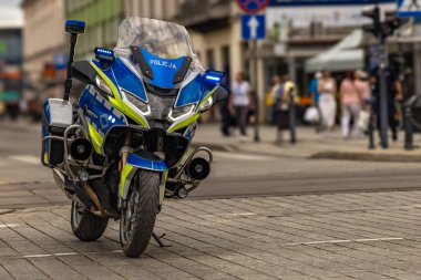 Protestolar sırasında yolun ortasına park etmiş bir polis motosikleti.