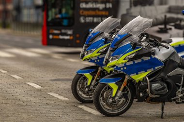 Protestolar sırasında yolun ortasına park etmiş bir polis motosikleti.