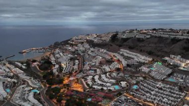 Porto Riko Gran Canaria şehrin hava görüntüsü, insansız hava aracı görüntüsü, akşam vakti.