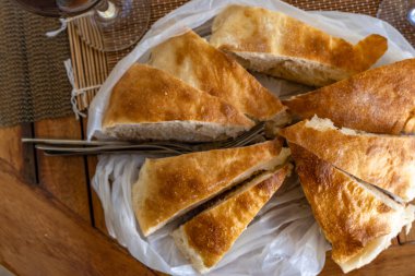 Geleneksel Hırvat ekmeği, dilimlenmiş ekmek ve masaya konmuş kahvaltı için taze ekmek.