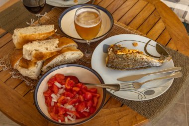 Hırvatistan 'da geleneksel bir yemek, kızarmış balık, sarımsaklı zeytinyağı, ekmek ve taze domates, sağlıklı bir yeme tarzı Croati