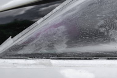 Hasarlı araba farlarını zımpara kağıdıyla cilalamak, araba lambası yenileme