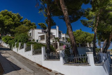 Hırvatistan 'ın Ciovo adasında turistler için modern daireler, kıyıların ilk hattındaki daireler