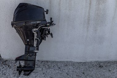 Sahilde hasarlı motorlu motorlar, motorlu motorlar Cratia Ciov