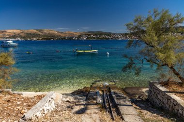 Hırvatistan 'ın Ciovo adasındaki Planikovica Plajı, çakıllı plaj, Adriyatik Denizi' nin masmavi rengi, boş beac