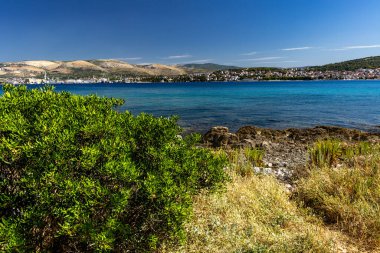 Boş çakıl taşı plajları, Ciovo adası boyunca yürüme yolu Pendi Lagoon, Ciovo ve Trogi manzaralı panorama