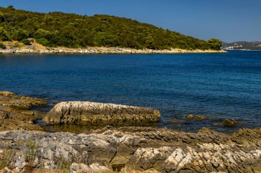 Boş çakıl taşı plajları, Ciovo adası boyunca yürüme yolu Pendi Lagoon, Ciovo ve Trogi manzaralı panorama