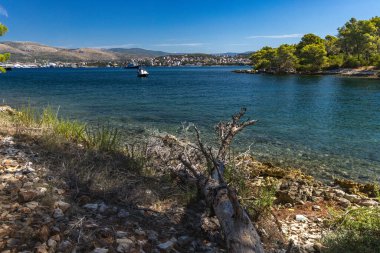 Boş çakıl taşı plajları, Ciovo adası boyunca yürüme yolu Pendi Lagoon, Ciovo ve Trogi manzaralı panorama