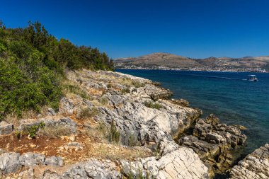Boş çakıl taşı plajları, Ciovo adası boyunca yürüme yolu Pendi Lagoon, Ciovo ve Trogi manzaralı panorama