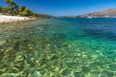 Ciovo adası yakınlarındaki Adriyatik Denizi koyunda mavi su, körfezin ortasında demirlemiş gemiler, Croati 'de bir yatta dinleniyorlar.