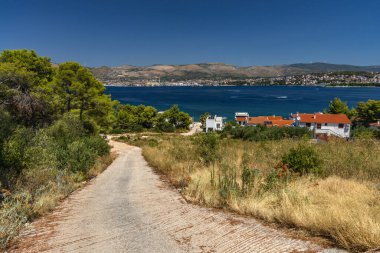 Ciovo Hırvatistan adasındaki dik asfalt bir yol üzerinden yüksek rakımlı daireden sahile erişim