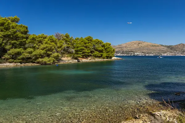 Boş çakıl taşı plajları, Ciovo adası boyunca yürüme yolu Pendi Lagoon, Ciovo ve Trogi manzaralı panorama