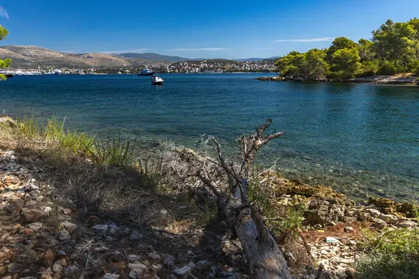 Boş çakıl taşı plajları, Ciovo adası boyunca yürüme yolu Pendi Lagoon, Ciovo ve Trogi manzaralı panorama