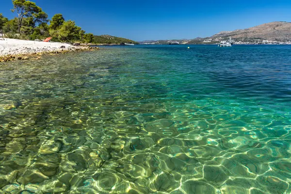 Ciovo adası yakınlarındaki Adriyatik Denizi koyunda mavi su, körfezin ortasında demirlemiş gemiler, Croati 'de bir yatta dinleniyorlar.