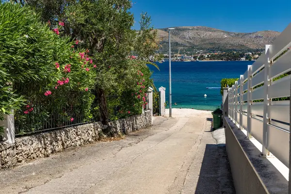 Ciov Adası 'ndaki dik asfalt bir yol üzerinden yüksek rakımlı daireden sahile giriş.