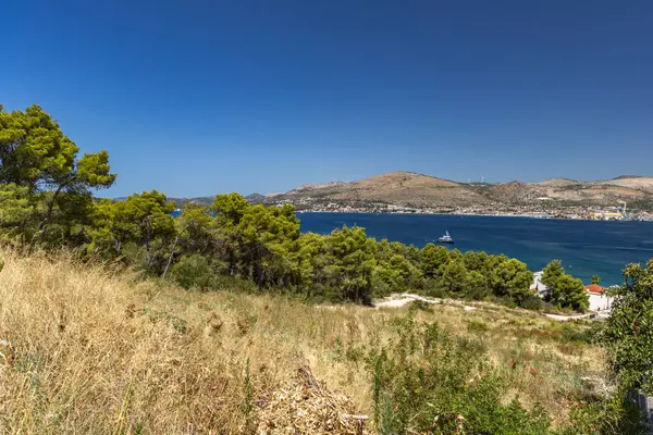 Ciovo, Trogir, Dalmaçya adasının panoramik manzarası, yüksek görüş açısıyla, adadaki yemyeşil Akdeniz bitkisi