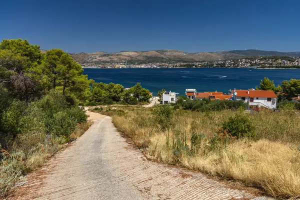 Ciovo Hırvatistan adasındaki dik asfalt bir yol üzerinden yüksek rakımlı daireden sahile erişim