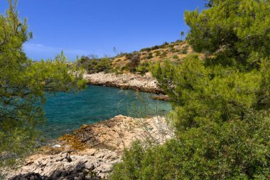 Hırvatistan 'ın Ciovo adasının kıyısındaki Vela i Mala Draga plajına giden yol