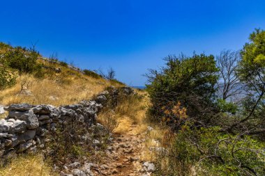 Hırvatistan 'ın Ciovo adasının kıyısındaki Vela i Mala Draga plajına giden yol