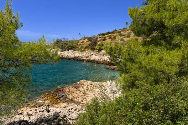 Hırvatistan 'ın Ciovo adasının kıyısındaki Vela i Mala Draga plajına giden yol