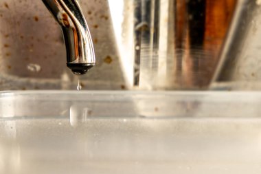 Basınçlı kahve makinesinin başlığını temizlemek, makineyi tamir etmek, bakım, kahve makinesinin başlığını indirmek.