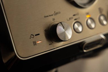 Basınçlı kahve makinesinin başlığını temizlemek, makineyi tamir etmek, bakım, kahve makinesinin başlığını indirmek.