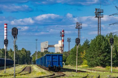 Fabrikanın önüne yüklenmeyi bekleyen iki tren, faktöre girmeden önce boş vagonlar durdu.
