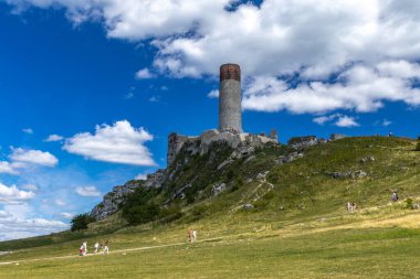 Czestochowa, Polonya - 17 Ağustos 2025 - Olsztyn 'deki şatonun kalıntıları, turistik bir yer, turistik bir kale