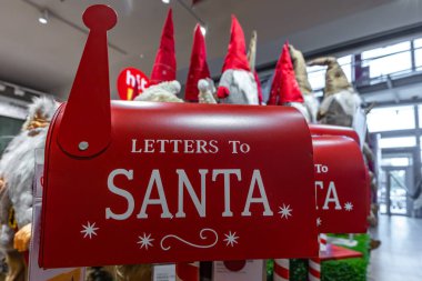 Noel Baba için kırmızı bir posta kutusu. Noel süsleri. Laponya 'ya, Noel Baba' ya, Noel Baba 'ya dileklerimle mektuplar gönderiyorum.