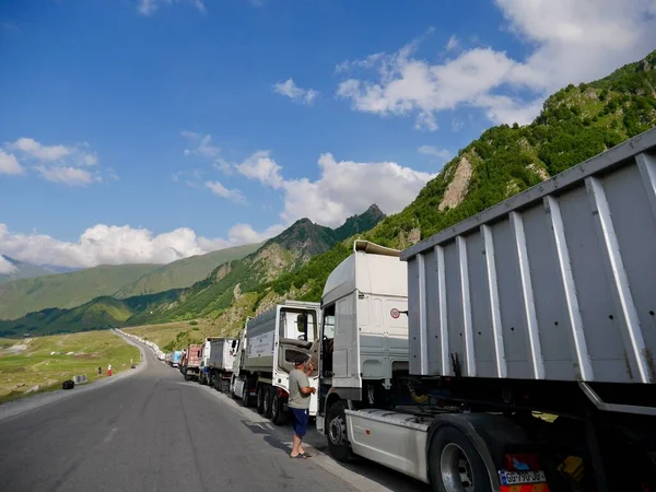 Línea Camiones Largo Carretera Militar Georgiana Que Conduce Frontera Rusa — Foto de Stock