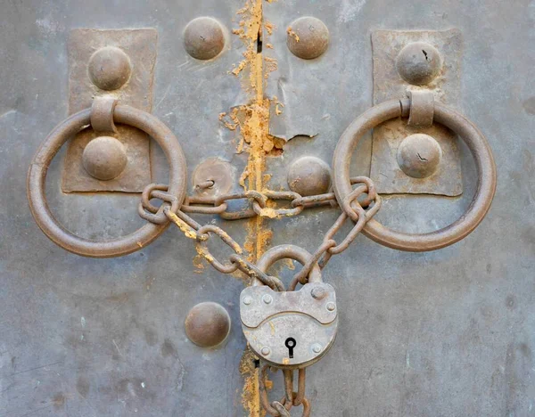 Λαβή Πόρτας Κλειδαριά Και Αλυσίδα Στο Φρούριο Ananuri Γεωργία Υψηλής — Φωτογραφία Αρχείου