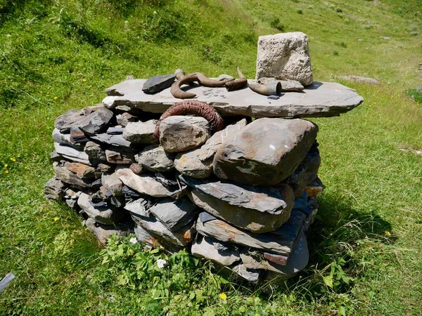 Artkhmo山谷的石墓 上面有祭品 格鲁吉亚Kazbegi地区 高质量的照片 — 图库照片