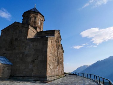 Gündoğumunda Kazbegi 'deki Gergeti Trinity Kilisesi' nde. Georgia mı? Yüksek kalite fotoğraf