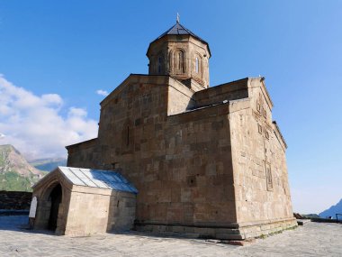 Gündoğumunda Kazbegi 'deki Gergeti Trinity Kilisesi' nde. Georgia mı? Yüksek kalite fotoğraf