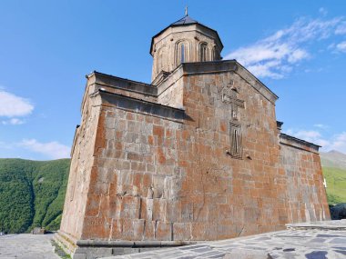 Gündoğumunda Kazbegi 'deki Gergeti Trinity Kilisesi' nde. Georgia mı? Yüksek kalite fotoğraf