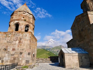 Kazbegi 'deki Gergeti Trinity Kilisesi. Arka planda Kazbeg var. Georgia mı? Yüksek kalite fotoğraf