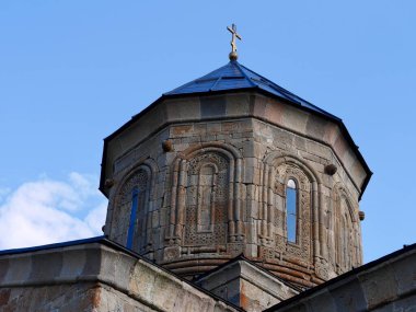 Gündoğumunda Kazbegi 'deki Gergeti Trinity Kilisesi' nin kubbesi. Georgia mı? Yüksek kalite fotoğraf