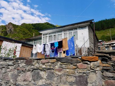 Arka planda Gergeti Trinity Kilisesi olan Kazbegi 'deki geleneksel ev. Georgia mı? Yüksek kalite fotoğraf