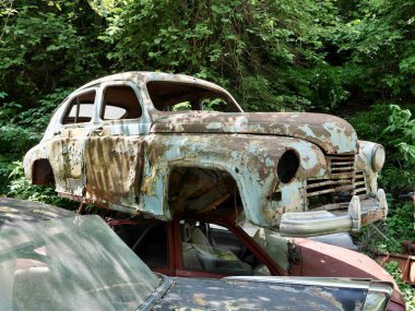 Terk edilmiş eski, paslı, antika arabalar. Stepantsminda, Georgia, 6.08.2022. Yüksek kalite fotoğraf