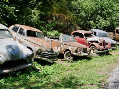 Terk edilmiş eski, paslı, antika arabalar. Stepantsminda, Georgia, 6.08.2022. Yüksek kalite fotoğraf