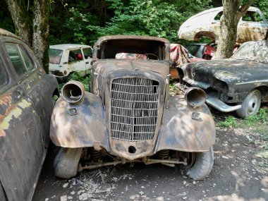 Terk edilmiş eski, paslı, antika arabalar. Stepantsminda, Georgia, 6.08.2022. Yüksek kalite fotoğraf
