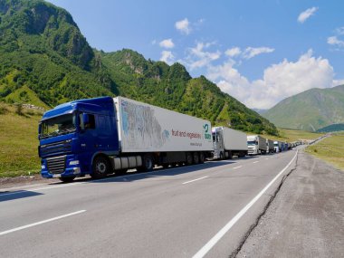 Gürcistan 'ın Kazbegi kentindeki Rus sınırına giden Gürcistan askeri yolu boyunca giden kamyonlar 04.08.2022. Yüksek kalite fotoğraf