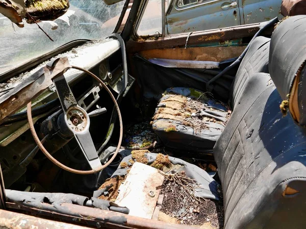 Wnętrze Starego Zardzewiałego Porzuconego Zabytkowego Samochodu Wysokiej Jakości Zdjęcie — Zdjęcie stockowe