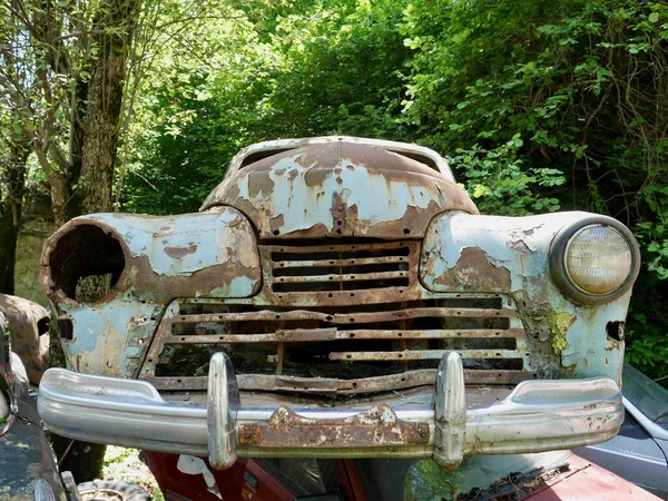 Машина Перед Старой Ржавой Заброшенной Винтажной Машиной Высокое Качество Фото — стоковое фото
