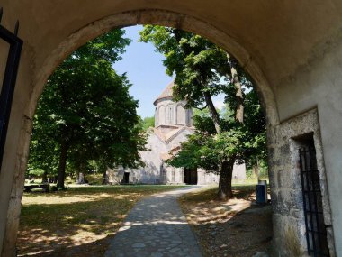 Manglisi, Gürcistan 'daki Kutsal Yurt Kilisesi' nin panoramik manzarası. Yüksek kalite fotoğraf