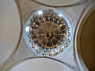 Manglisi, Gürcistan 'daki Kutsal Yatakhane Kilisesi' nin kubbesi ve avizesi. Yüksek kalite fotoğraf