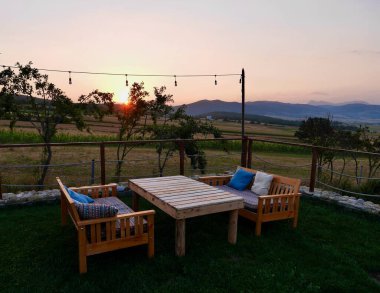 Gün batımında Bazaleti Gölü kıyısında rahat bir yerde. Georgia mı? Yüksek kalite fotoğraf