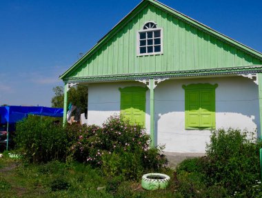 Gorelovka kırsalındaki renkli ev. Javakheti volkanik plato, Georgia. Yüksek kalite fotoğraf