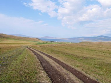 Samtskhe-Javakheti Ulusal Parkı 'ndaki Paravani Gölü' nün güzel doğası. Yüksek kalite fotoğraf